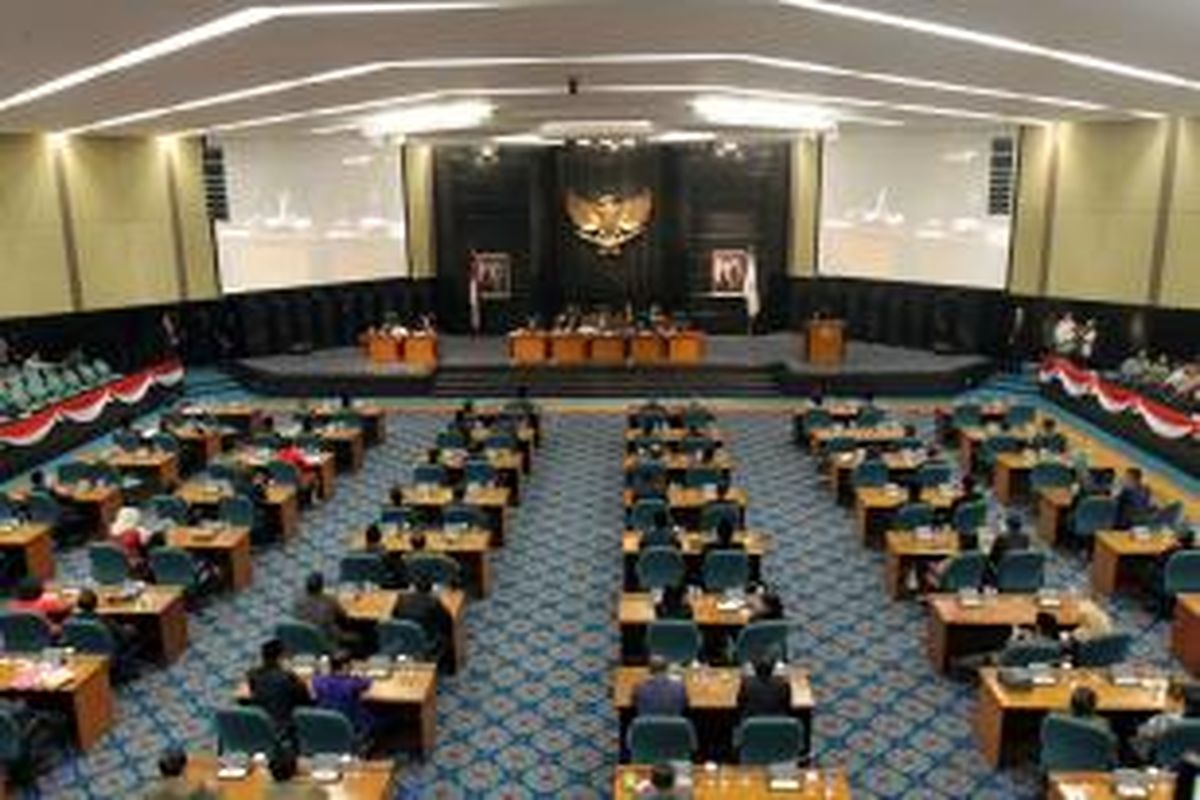 DPRD DKI Jakarta menggelar sidang paripurna untuk mendengarkan pengunduran diriGubernur DKI Jakarta Joko Widodo (Jokowi), di Jakarta Pusat, Kamis (2/10/2014). Pengunduran diri ini karena Jokowi sebagai presiden terpilih akan segera dilantik pada 20 Oktober mendatang. 