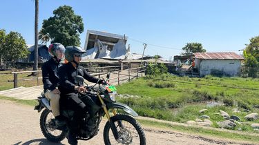 Lanjutkan Kunker di NTT, Gibran Naik Motor Temui Korban Gempa di Kampung Waso
