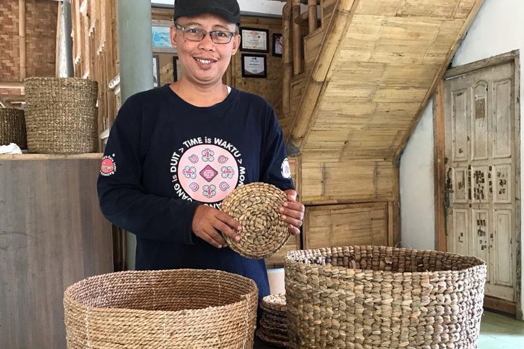 Pendiri Bening Saguling Foundation Indra Darmawan (48 tahun) memperlihatkan produk eceng gondok yang diproduksi dengan konsep pemberdayaan masyarakat.  