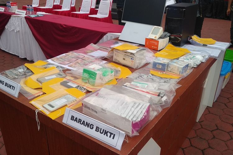 Barang bukti kasus dugaan jual beli vaksin Sinovac yang diamankan Polda Sumut. Dalam kasus ini, polisi menetapkan 4 orang tersangka yang terdiri dari 3 orang ASN, 2 di antaranya dokter serta 1 orang agen properti.