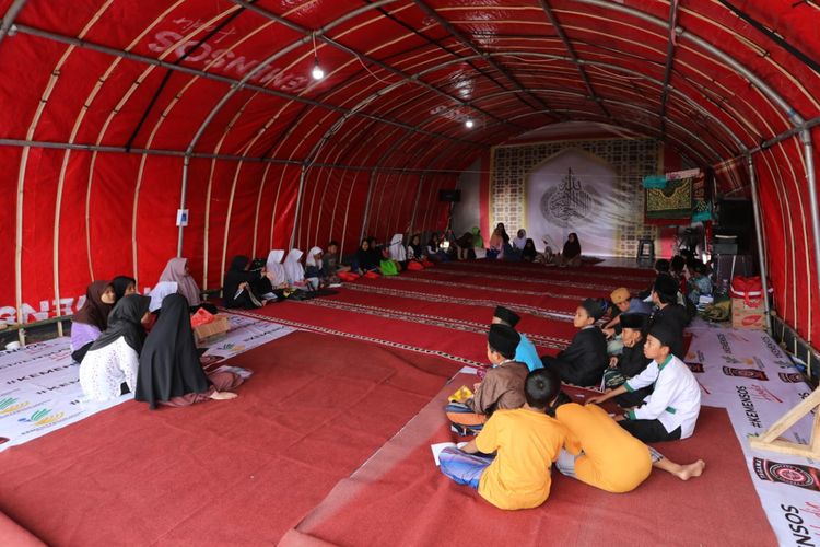 Kemensos membuka Posko Layanan Dukungan Psikososial (LDP) di posko pengungsian di Lapangan Cariu, Desa Mangunkerta, Kecamatan Cugenang, Cianjur.
