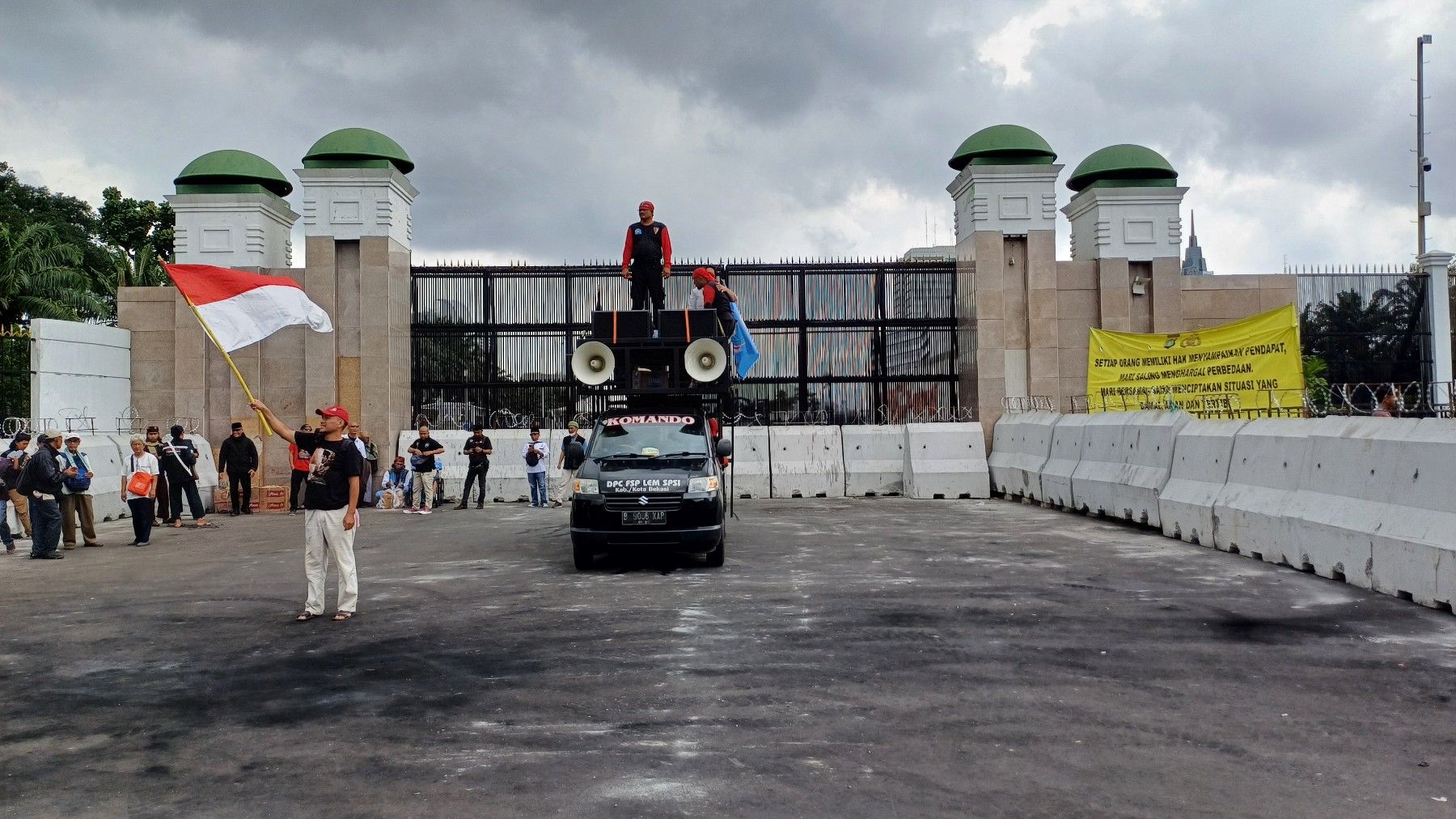 Buruh Bekasi Datangi DPR, Minta UU Ciptaker Dicabut 