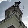 Menara Masjid Pemkab Tasikmalaya Roboh Timpa Warung dan Sepeda Motor, Pedagang Histeris