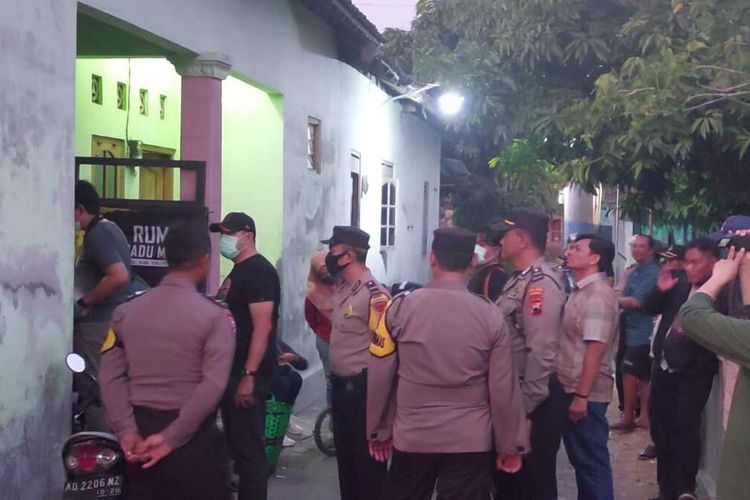 Tim Densus 88 Antiteror Mabes Polri menggeledah rumah kontrakan, terduga teroris, AG, di Desa Gentan, Kecamatan Baki, Kabupaten Sukoharjo, Jawa Tengah (Jateng), pada Kamis (3/8/2023).