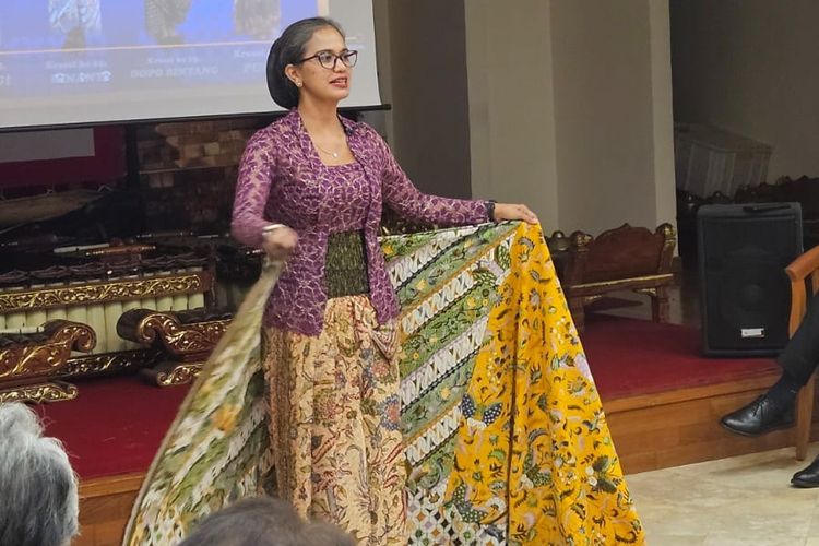 Belajar memakai kain bersama Wisni W. Drupadi di Perayaan 75 tahun hubungan diplomatik antara Indonesia dan Vatikan.