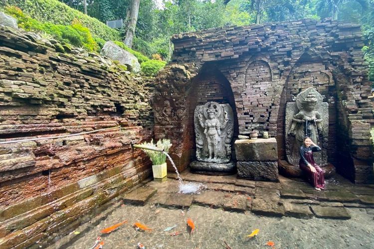 Pengunjung yang berfoto di bawha pancuran Dewi Laksmi di Candi Belahan, Pasuruan, Jawa Timur. 