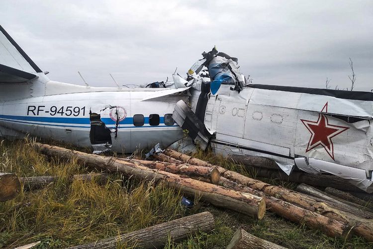 Foto yang dirilis Kementerian Situasi Darurat Rusia menunjukkan pesawat ringan L-410 terbelah di bagian tengah saat jatuh di Menzelinsk, sekitar 960 km dari Moskwa, Rusia, pada Minggu 10 Oktober 2021. Kementerian menyatakan sebanyak 16 orang dari 22 orang yang naik tewas.