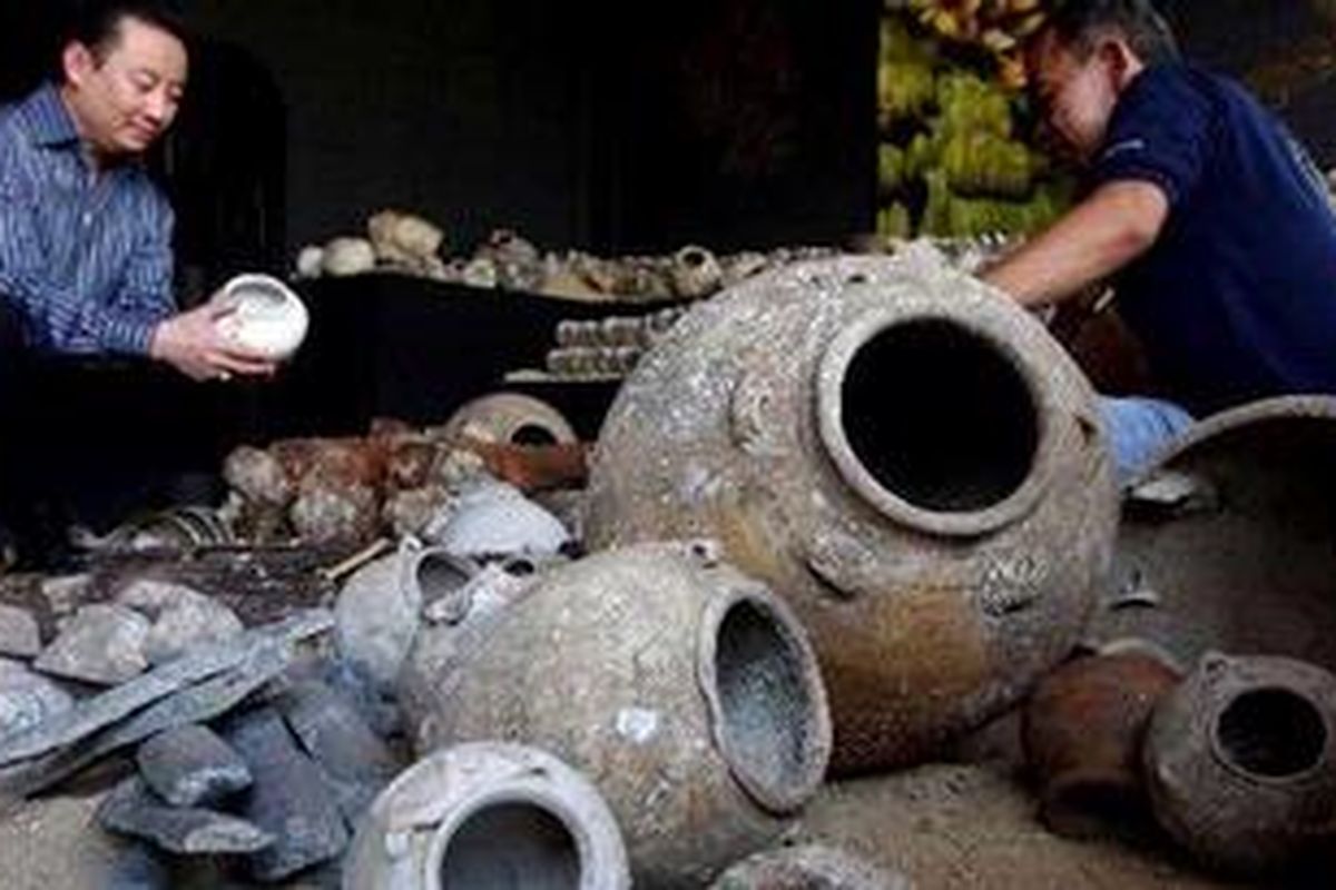 Benda muatan kapal tenggelam (bmkt) dari bangkai kapal di perairan Cirebon tertata rapi. Benda arkeologi yang berjumlah 271.384 buah tersebut terdiri dari keramik, gelas, dan perhiasan diperkirakan bernilai 80 juta dolar AS.  