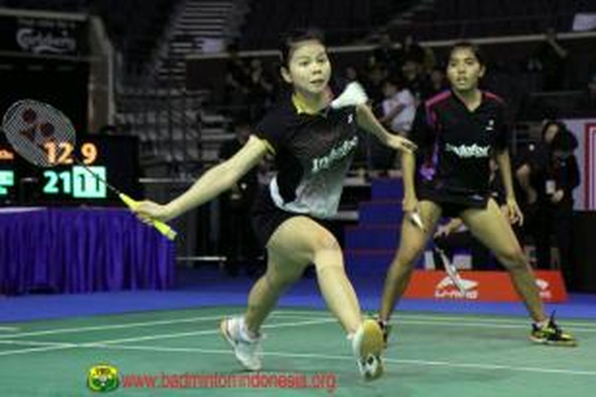 Ganda putri Indonesia, Nitya Krishinda Maheswari (kanan)/Greysia Polii mengembalikan kok pada Jung Kyung-eun/Kim Ha-na pada babak perempat final Singapore Open Super Series 2013.