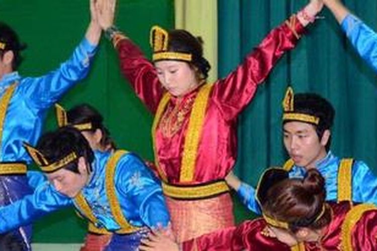 Para mahasiswa Chung Ang University, Korea Selatan, menampilkan kemampuannya dalam Tari Saman sebagai bagian dari kegiatan pertukaran budaya dan bahasa dengan para mahasiswa Universitas Nasional.  