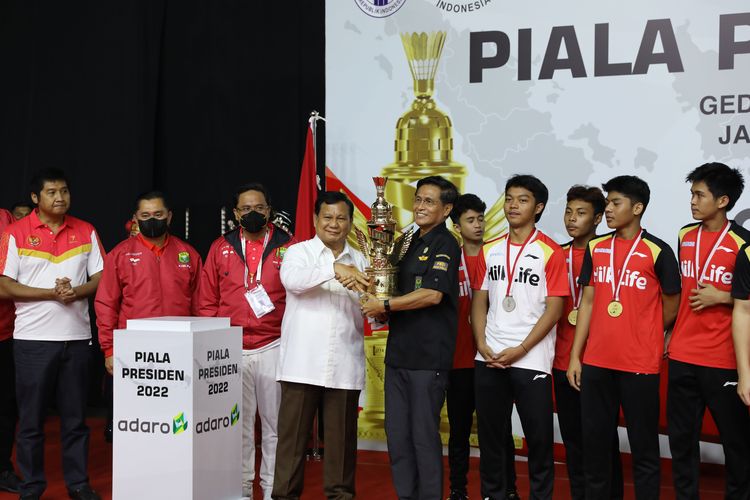 Menteri Pertahanan RI Prabowo Subianto menyerahkan trofi kejuaraan bulutangkis Piala Presiden 2022 kepada Ketua Pengurus Provinsi PBSI Jawa Tengah Basri Yusuf, Sabtu (6/8/2022).