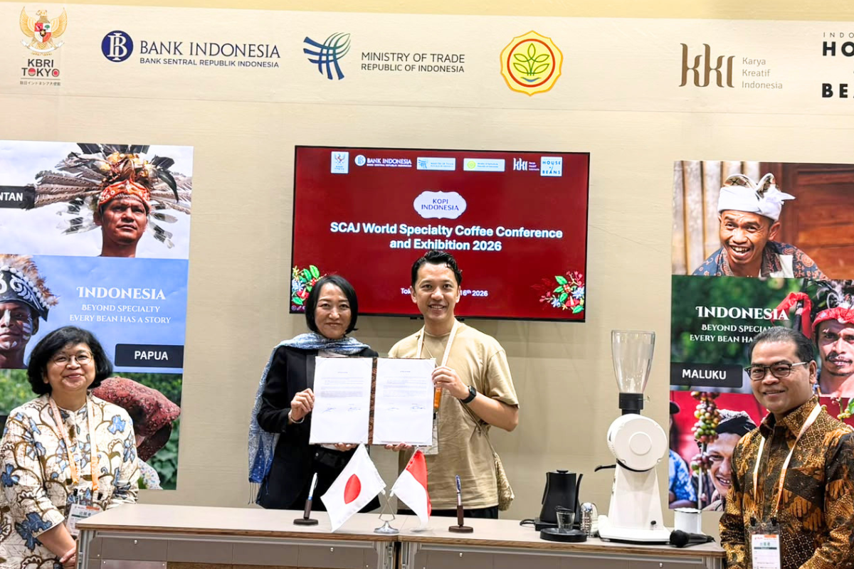 Perwakilan Bank Indonesia dan Kurasu menunjukkan dokumen kerja sama di Paviliun Indonesia dalam ajang SCAJ 2026 di Tokyo Big Sight, Jepang, Rabu (14/10/2026), sebagai upaya memperluas akses pasar kopi Indonesia di Jepang. 