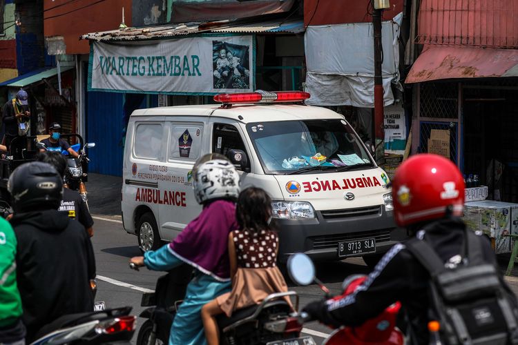 Petugas kesehatan menggunakan alat pelindung saat membawa ambulans yang mengangkut pasien positif Covid-19 tanpa gejala (OTG) saat memasuki IGD Rumah Sakit Darurat Penanganan COVID-19, Wisma Atlet Kemayoran, Jakarta Pusat, Rabu (16/9/2020). Gubernur Anies Baswedan pada Sabtu pekan lalu mengatakan saat ini pasien terpapar Covid-19 dengan status Orang Tanpa Gejala atau OTG akan dirawat di RSD Wisma Atlet, sebanyak 1.740 pasien Covid-19 yang dirawat inap hingga Rabu, 16 September 2020.