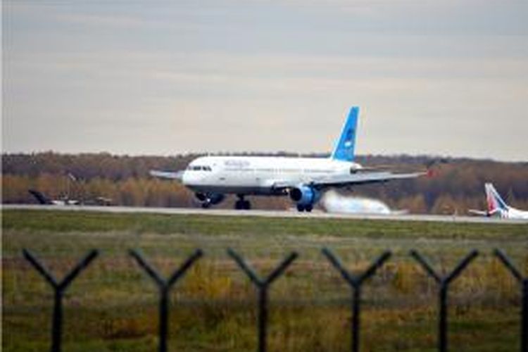 Dalam foto bertanggal 20 Oktober 2015 ini terlihat pesawat Airbus A321 milik maskapai Kogalymavia saat di Bandara Domodedovo, Moskwa.