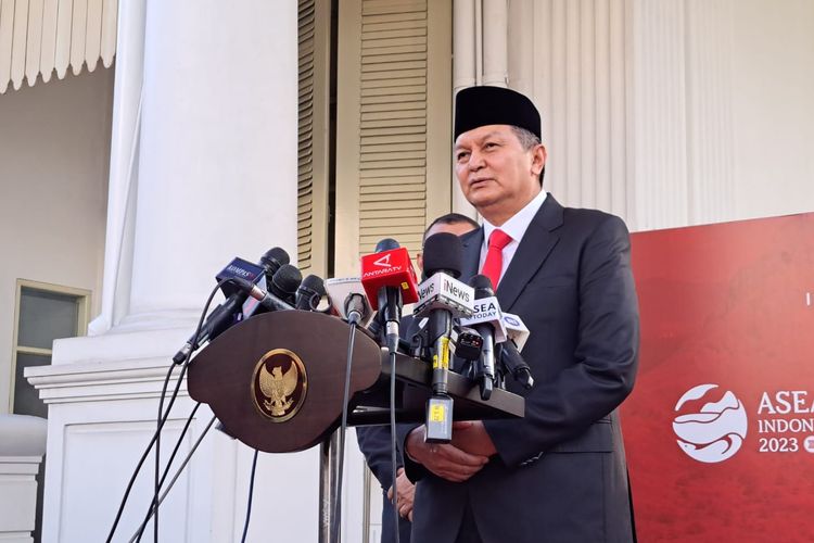 Kepala Badan Nasional Penanggulangan Terorisme Rycko Amelza Dahniel memberikan keterangan pers seusai dilantik di Istana Negara, Jakarta, Senin (3/4/2023).