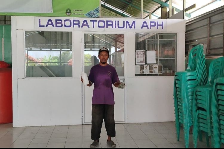 Rojai berdiri di depan Laboratorium APH di samping rumahnya di Desa Tegalkarang Kecamatan Palimanan Kabupaten Cirebon, Rabu (13/3/2024) siang. Labolatorium ini menjari ruang penelitian dan ruang kerja Rojai untuk menciptakan Trichoderma, Painibacillus dan Probiotik.