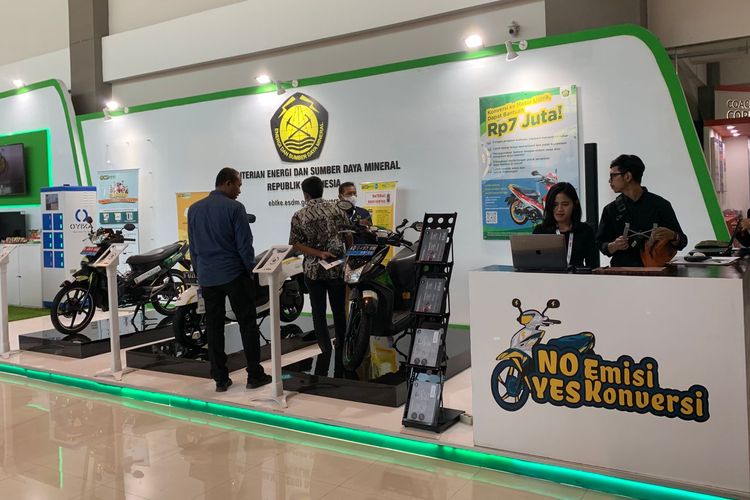 Stand Kementerian ESDM yang menawarkan motor listrik konversi di Indonesia Electric Motor Show (IEMS)