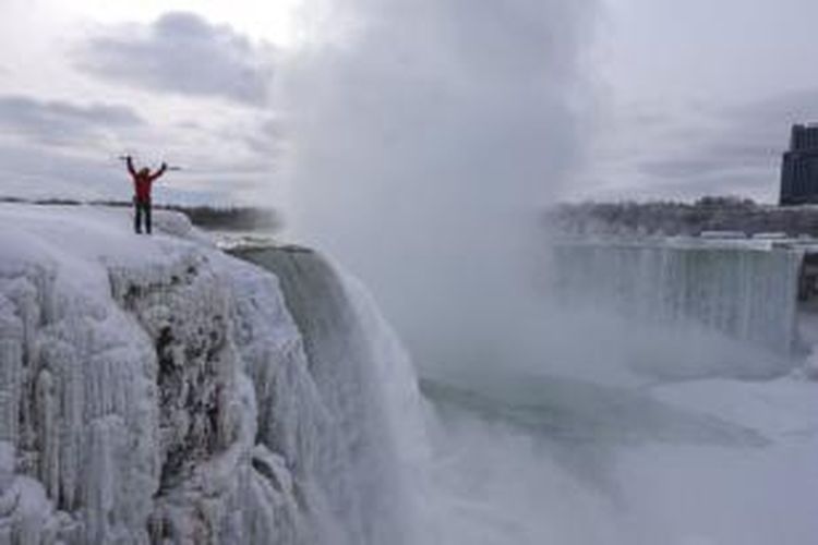 Will Gadd saat merayakan keberhasilannya mendaki Air Terjun Niagara. 