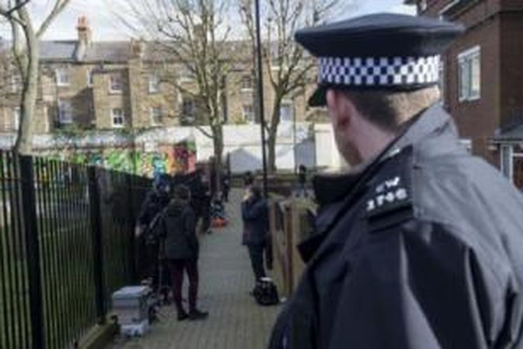Polisi dan wartawan terlihat berada di depan rumah yang pernah ditinggali Mohammed Emwazi di London.