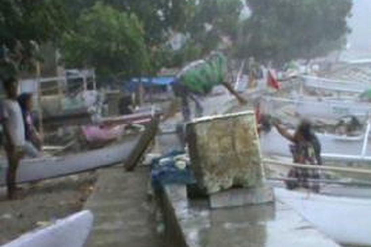 Sejumlah warga pesisir pantai Polewali Mandar, Sulawesi Barat menyelamatkan perahu mereka saat angin kencang menerjang wilayah itu, Rabu (25/12/2013).