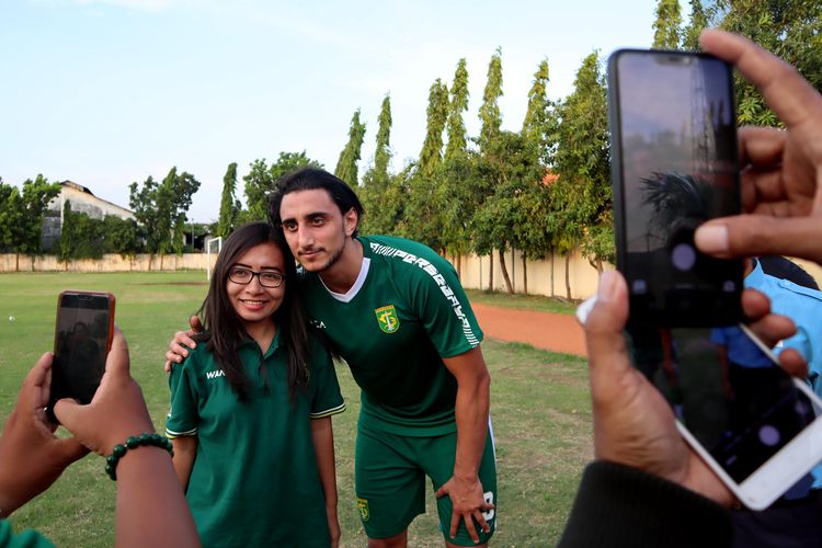 Pemain asing Persebaya Surabaya musim 2020, Mahmoud Eid saat foto bersama fansnya.