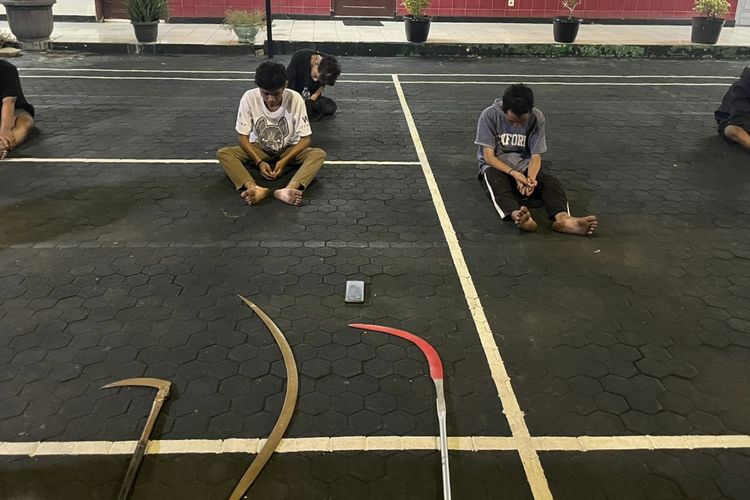 Lima pemuda dan tiga senjata tajam diamankan saat tawuran di Surabaya, Rabu (19/6/2024).