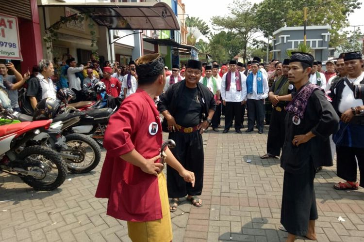 Aksi palang pintu mengantarkan Sekretaris Daerah (Sekda) Tangerang Selatan, Muhamad dalam proses pengambilan formulir calon wali kota Tangerang Selatan di DPC PDI-P, Senin (16/9/2019). 