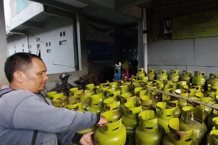 Salah satu pegawai di Pangkalan Kota Tasikmalaya, Jawa Barat, sedang membereskan gas elpiji subsidi 3 kg di gudangnya pada Senin (16/1/2023).