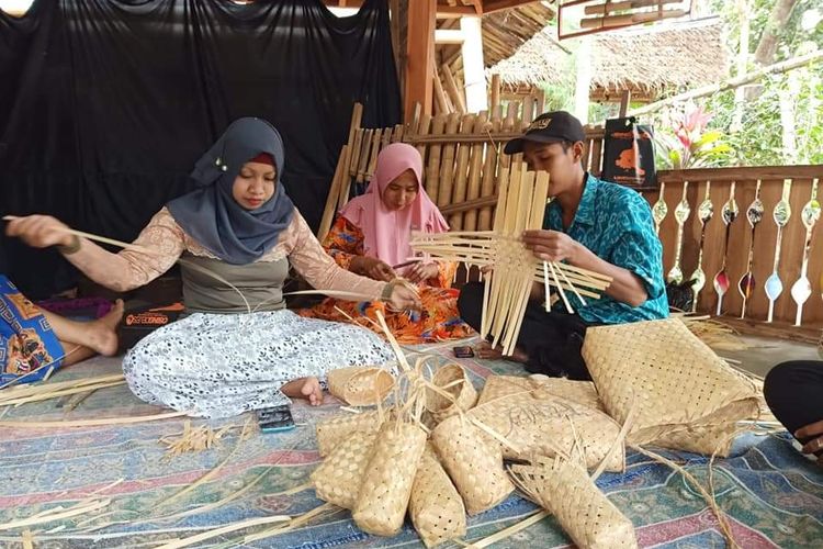 Warga Papring, Banyuwangi belajar membuat anyaman bambu untuk tas