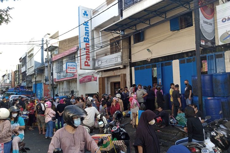 Kelangkaan dan mahalnya minyak goreng masih terjadi sampai sekarang di Sulawesi Selatan. Bahkan, warga Kota Makassar berburu minyak goreng di bulan suci ramadhan.