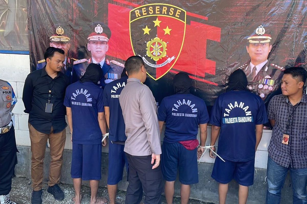 Kapolresta Bandung Kombes Pol Kusworo Wibowo saat melakukan gelar perkara di gudang tempat pengoplosan Gas di Komplek Griya Permai Asri, Desa Malakasari, Kecamatan Baleendah, Kabupaten Bandung, Jawa Barat pada Selasa (19/3/2024)