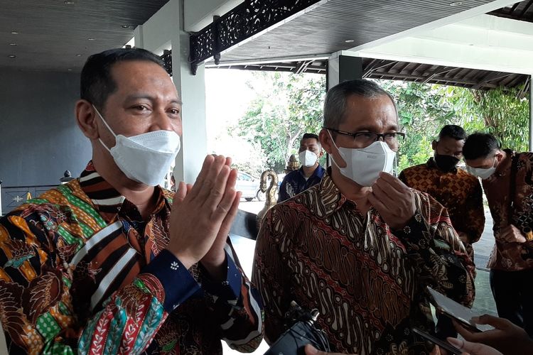 Pimpinan Komisi Pemberantasan Korupsi (KPK) Nurul Ghufron dan Alexander Marwata saat menemui wartawan di lokasi rapat kerja Hotel Sheraton Yogyakarta, Jumat (28/10/2021).