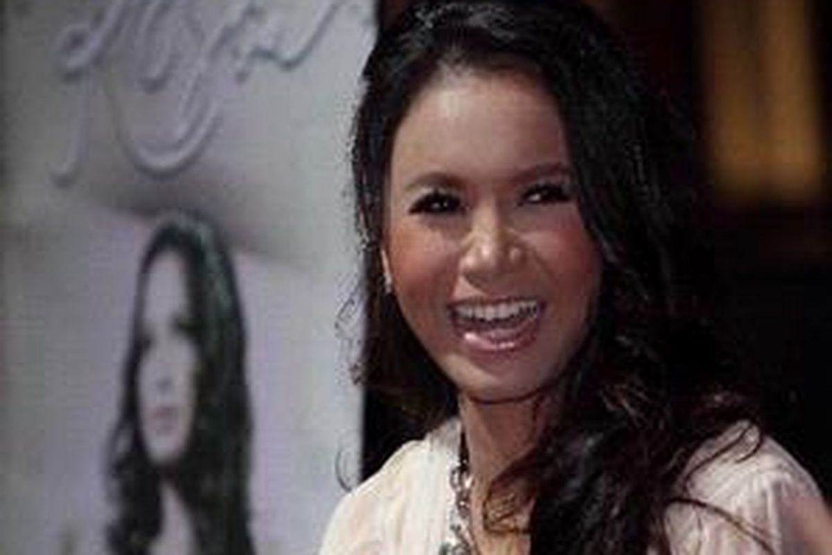 Penyanyi, Rossa saat menghadiri jumpa pers peluncuran album terbarunya yang bertajuk &39;Harmoni: Jalinan Nada dan Cerita&39; di Hard Rock Cafe, Jakarta, Senin (30/8/2010). Album baru ini berisi tiga lagu baru, salah satunya berjudul &39;Memeluk Bulan&39; yang diciptakan Enda Ungu. KOMPAS IMAGES/BANAR FIL ARDHI