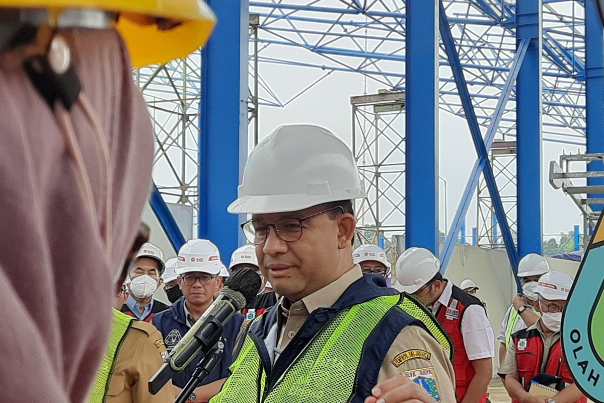 Gubernur DKI Jakarta Anies Baswedan saat meninjau pengolahan sampah refuse-derived fuel (RDF) plant di Tempat Pengolahan Sampah Terpadu (TPST) Bantargebang, Kota Bekasi, Jawa Barat, Senin (10/9/2022).