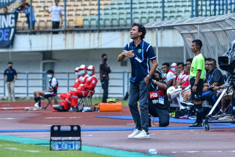 Pelatih Persib Luis Milla memberikan arahan instruksi kepada pemainnya pada laga debut melawan RANS Nusantara FC, Minggu (4/9/2022) di Stadion Gelora Bandung Lautan Api (GBLA) dalam laga pekan kedelapan Liga 1 2022-2023.