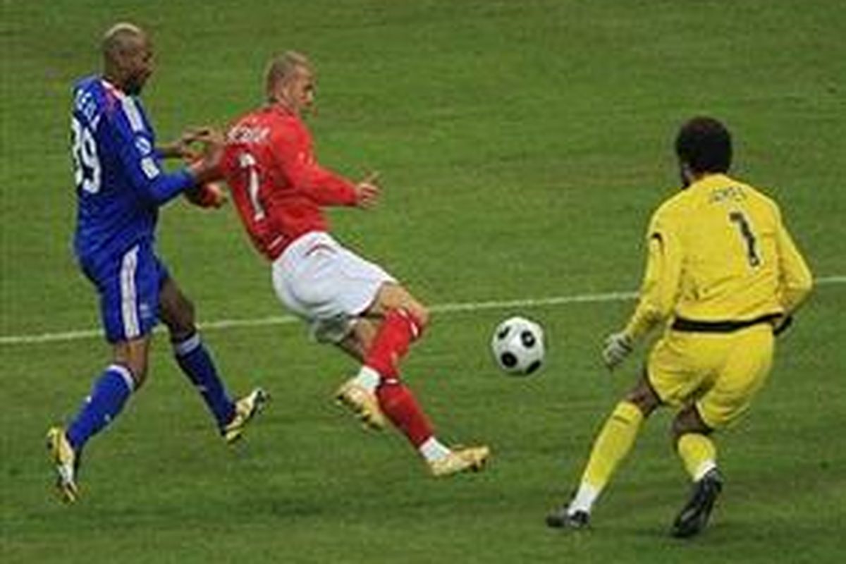 David Beckham akhirnya mencatat penampilan ke-100 bersama Inggris, saat melawan Perancis. Kehadirannya disambut penonton dengan meriah.