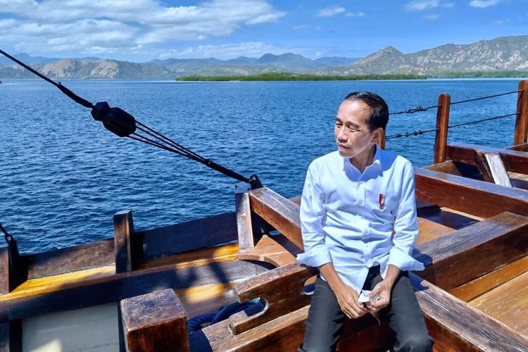Potret Presiden Joko Widodo di atas kapal pinisi dalam perjalanan dari Labuan Bajo, Nusa Tenggara Timur, menuju Pulau Rinca, Kamis (21/7/2022) siang.