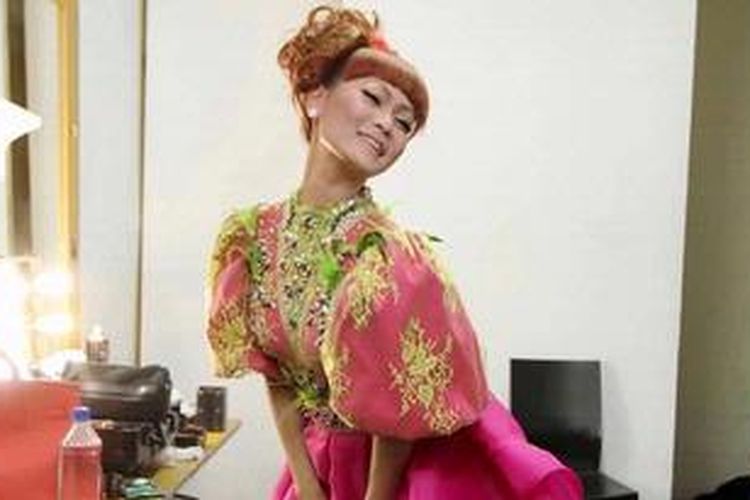 Penyanyi dangdut Inul Daratista menjadi pengisi acara ulang tahun kelima Sketsa dengan tema Penta5ketsa di Studio 10 TransTV, Mampang, Jakarta Selatan, Jumat (15/3/2013).