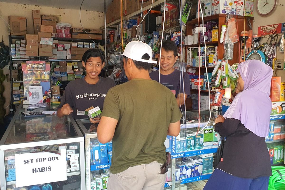 Warga mendatangi toko listrik untuk membeli STB di Kapanewon Playen, Gunungkidul, DI Yogyakarta, Selasa (6/12/2022)