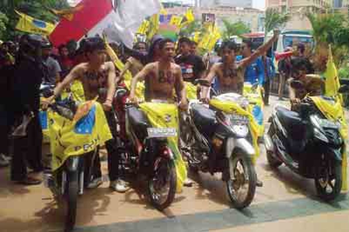Saat mahasiswa menuntun sepeda motor.