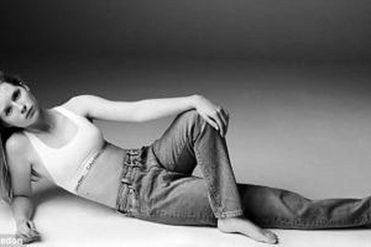 Lottie Moss berpose untuk iklan komersial celana jeans Calvin Klein