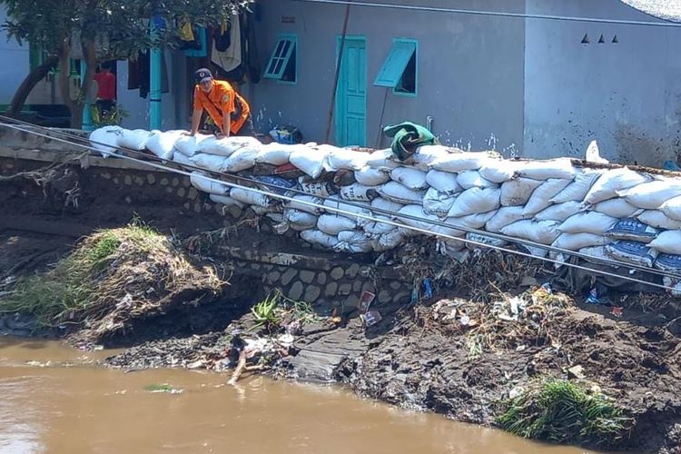 Banjir di Pasuruan Surut, BPBD Tambal Tanggul Jebol Pakai Karung Berisi Pasir