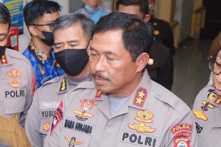 Kapolda Sulsel, Irjen Polisi Nana Sudjana mengunjungi langsung anggota Polres Luwu, Aipda HR di Rumah Sakit Khusus Daerah (RSKD) Dadi, Kota Makassar.