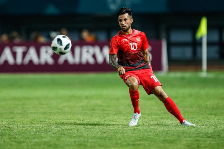 Pesepak bola Indonesia Stefano Lilipaly mengontrol bola pada pertandingan Grup A Asian Games ke-18 di Stadion Patriot, Bekasi Minggu (12/8/2018). Timnas Indonesia menang dengan skor 4-0.