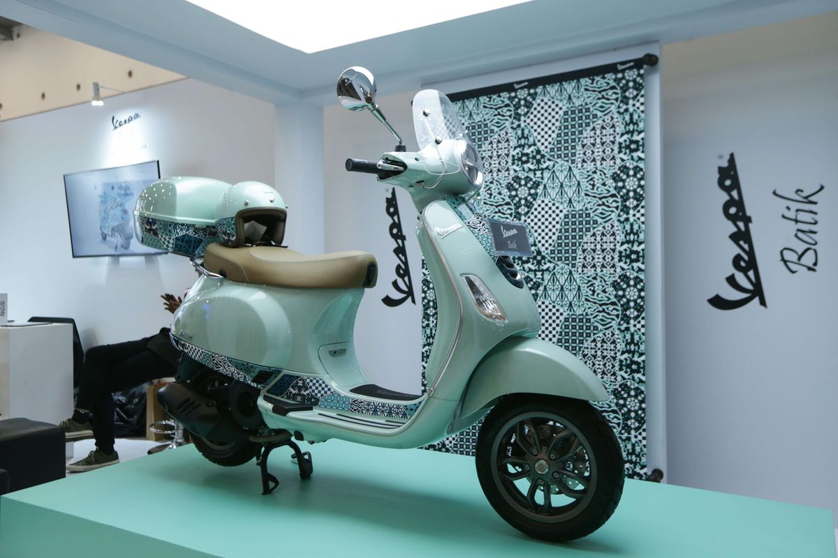 Vespa batik dipamerkan di acara Jakarta Sneaker Day (JSD) 2023 di Indonesia Convention Exhibition Bumi Serpong Damai (ICE BSD), Tangerang, Banten, Sabtu (25/2/2023). Acara sneaker terbesar di Indonesia ini menjadi wadah bagi para pecinta sneaker, seniman, maupun atlet untuk mengetahui inovasi dan perkembangan terbaru seputar sneaker.