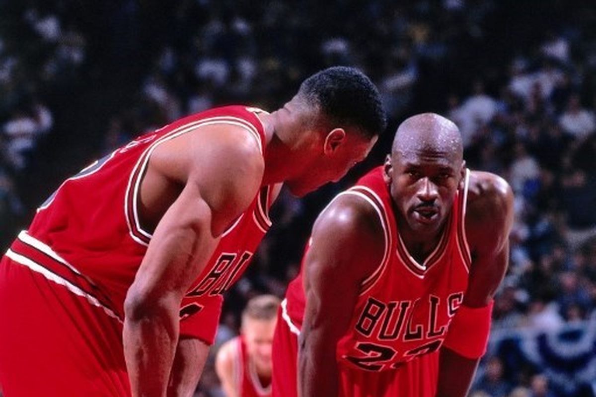 Michael Jordan dan Scottie Pippen saat bermain untuk Chicago Bulls pada game keempat semifinal Wilayah Timur NBA Playoffs 1998 menghadapi Charlotte Hornets di Charlotte Coliseum in Charlotte, 10 Mei 1998.
