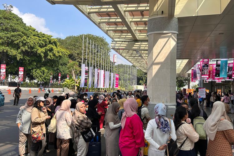 Para pengunjung terus memadati pintu masuk Jakarta X Beauty di JCC, Kamis (6/6/2024).