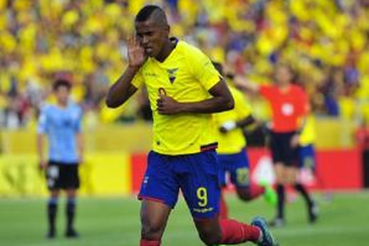 Pemain Ekuador Fidel Martinez melakukan selebrasi usai mencetak gol ke gawang Uruguat pada laga Pra Piala Dunia 2018 di Quito, Kamis (12/11/2015) waktu setempat.