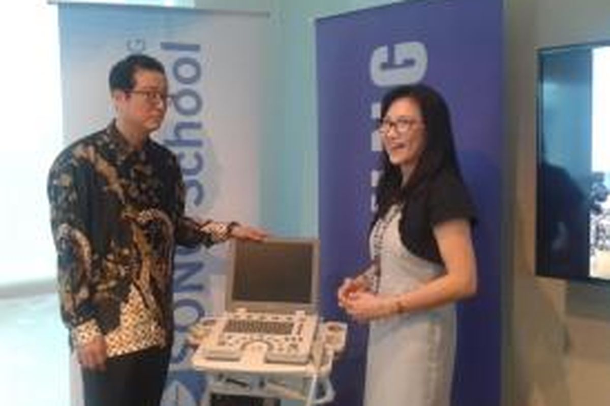 Kang Hyun Lee (kiri), Vice President Samsung Electronics Indonesia dan Julia Arianti Widjaja, Product Manager.