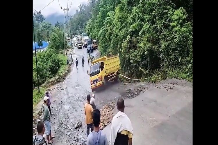 Tangkapan layar video jalan tanjakan Batu Jomba, Sumatera Utara rusak.